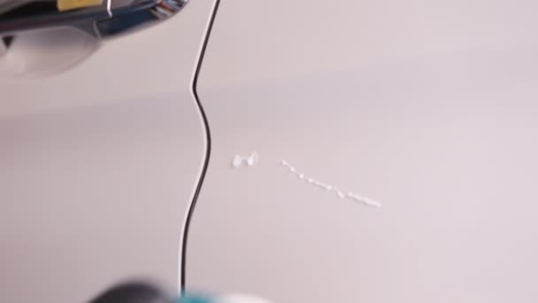 Рабочий полировка автомобиля с помощью буфера питания машины  . — стоковое видео