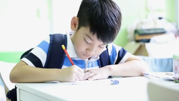 Asiático lindo niño con lápiz, para hacer la tarea en casa — Vídeos de Stock