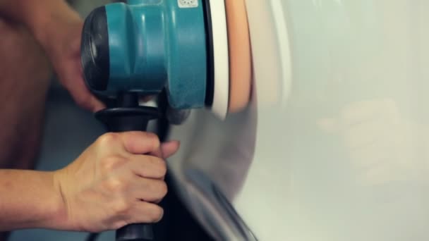 Trabalhador Polimento do carro com máquina tampão de energia  . — Vídeo de Stock