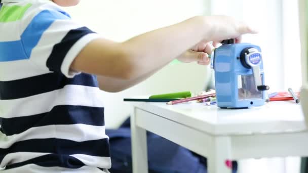 Küçük Asyalı çocuk çizmek için şekiller ile kalem keskinleştirir — Stok video