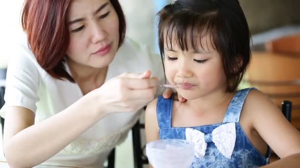 Asian dziecko jedzenie an lód Creme z mój matka w relaks czas . — Wideo stockowe