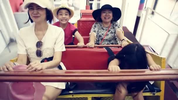 Criança asiática feliz com mãe jogando barco de velocidade no parque de diversões — Vídeo de Stock