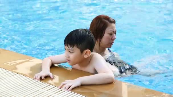 Pouco asiático menino aprendendo a nadar com sua mãe — Vídeo de Stock