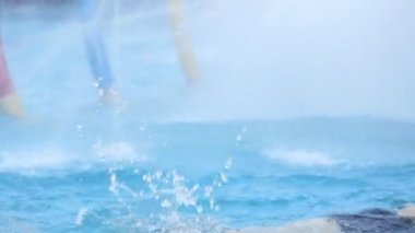 Küçük Asyalı çocuk öğrenme nasıl Yüzme annesi ile yapılır