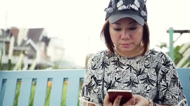 Smartphone vrouw praten over telefoon in park — Stockvideo