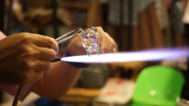 Unidentified Thai artist in blowing glass activity — Stock Video