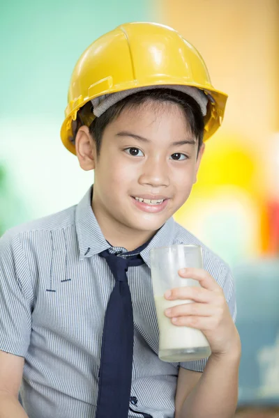 Joven asiático niño sosteniendo un vaso de leche — Foto de Stock