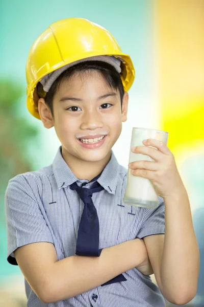 Joven asiático niño sosteniendo un vaso de leche — Foto de Stock