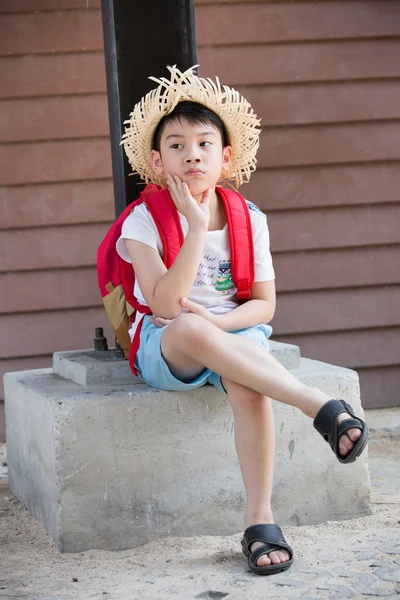 Asiático aburrido rojo niño está pensando mientras —  Fotos de Stock