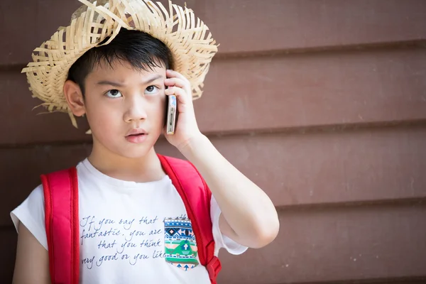 Asiatiska boy talar via telefon — Stockfoto