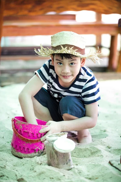 Счастливый маленький мальчик играет на тропическом пляже — стоковое фото