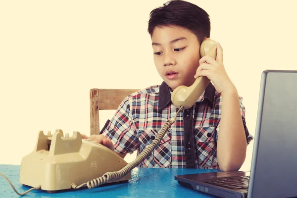 Aziatische zoontje houden oude telefoonhoorn. — Stockfoto