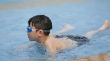 Aqua parkta oynayan Küçük Asyalı Çocuk .