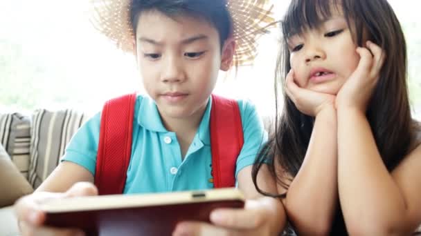 Азиатский ребенок играет на смартфоне вместе — стоковое видео
