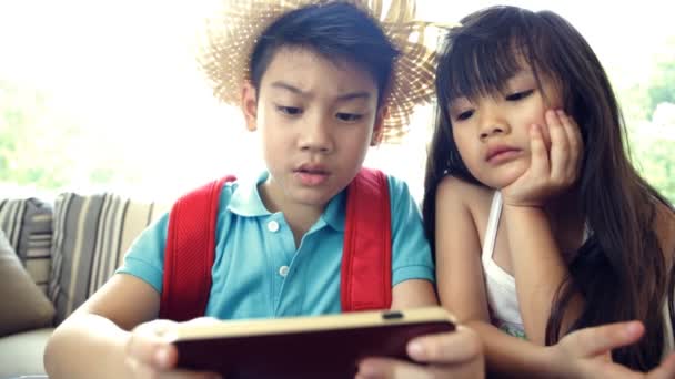 Asiático niño jugando inteligente teléfono juntos — Vídeo de stock