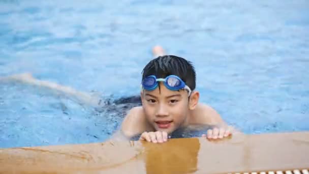 Kleines asiatisches Kind spielt im Aquapark . — Stockvideo