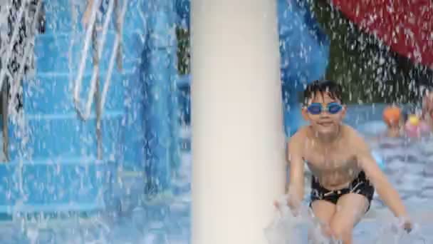 Pequeño niño asiático jugando en Aqua park  . — Vídeo de stock