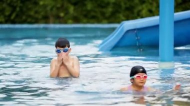 Asian Kids Aqua parkta oynuyor .