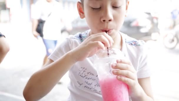 Unga asiatiska pojken dricka ett glas mjölk . — Stockvideo