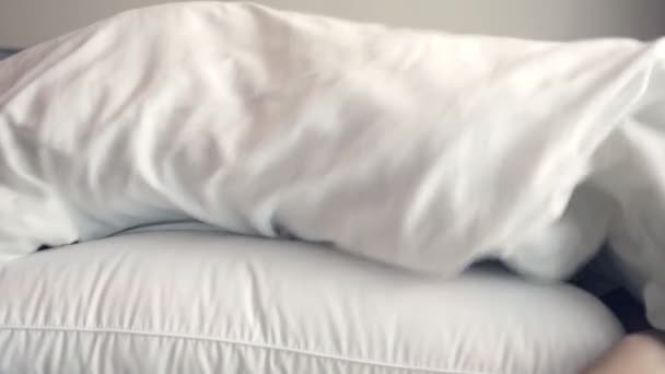 Beetje Aziatische kind spelen verstoppertje op de sofa bed — Stockvideo