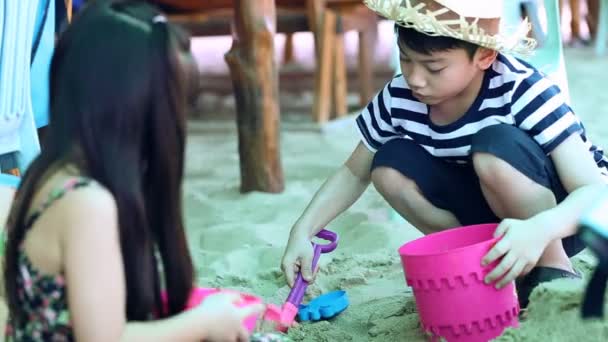 Feliz asiático niños jugando arena en playa — Vídeo de stock