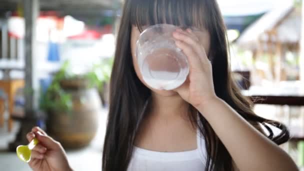 Щаслива азіатська дитина насолоджується морозивом — стокове відео