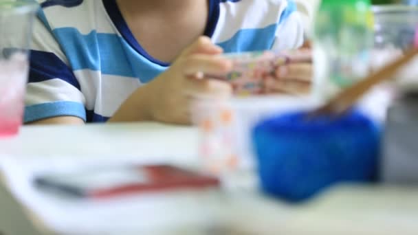 Niño asiático usando un teléfono celular digital  . — Vídeos de Stock