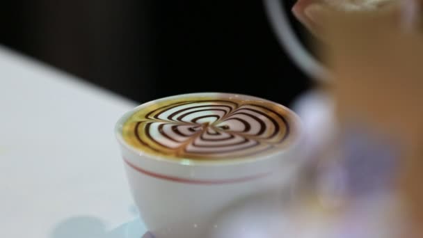 Arista bereidt latte. Latte art. — Stockvideo