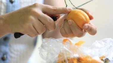 Yakın çekim kadın el Marian bir Erik doğrama