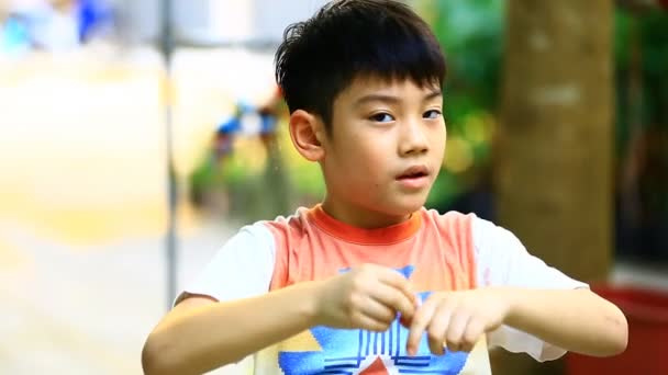 幸福的亚洲男孩玩，带上你的自我展示 — 图库视频影像