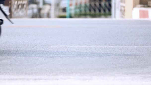 Fermer la roue de la voiture dans la rue 