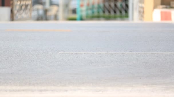 Fermer la roue de la voiture dans la rue — Video