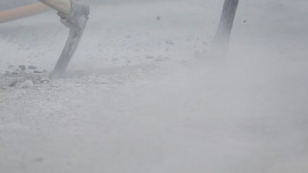Travailleur forage béton avec compresseur dans la rue . — Video