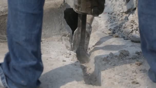Arbetaren borrning betong med kompressor på gatan. — Stockvideo