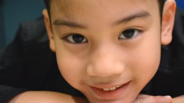 Asyalı çocuk yüz ifadeleri