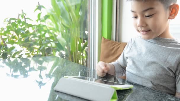 Niño con una tableta PC en la sala de recreo — Vídeos de Stock