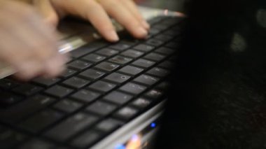 Küçük elleri tipik bir dizüstü bilgisayar klavye üzerinde