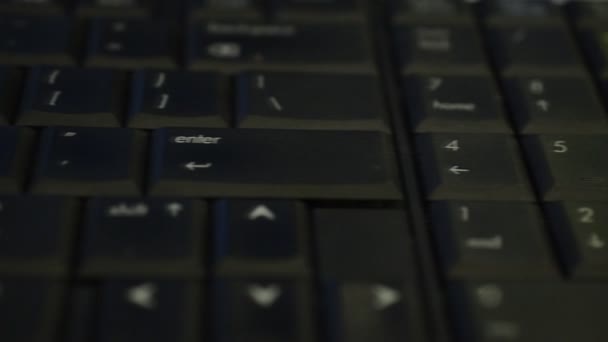 Pequeñas manos escribiendo en el teclado de un ordenador portátil — Vídeos de Stock