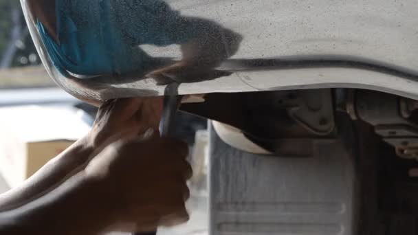 Engenheiro que trabalha reparação no corpo do carro antes de pintar — Vídeo de Stock