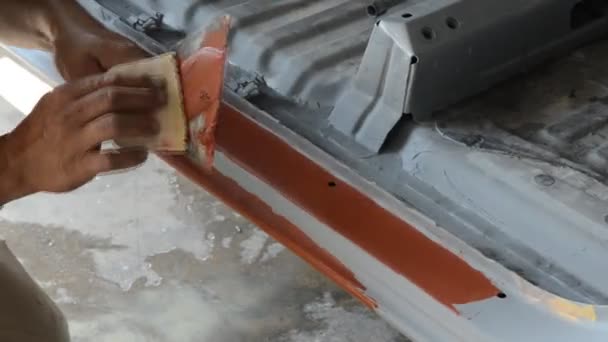 Ingenieur werken reparatie op autolichaam voordat schilderij — Stockvideo