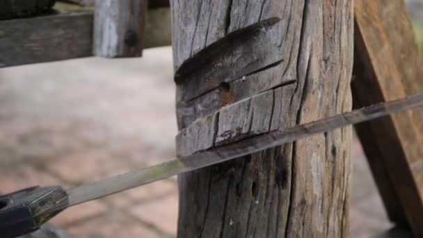 Közelkép a Carpenter berendezés segítségével a bútorok javítása — Stock videók