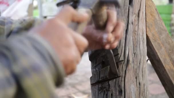 Nahaufnahme eines Tischlers mit Geräten zur Reparatur der Möbel — Stockvideo