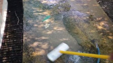 Bir adam bir zemin parlatma fırçası ile Zemin Temizleme