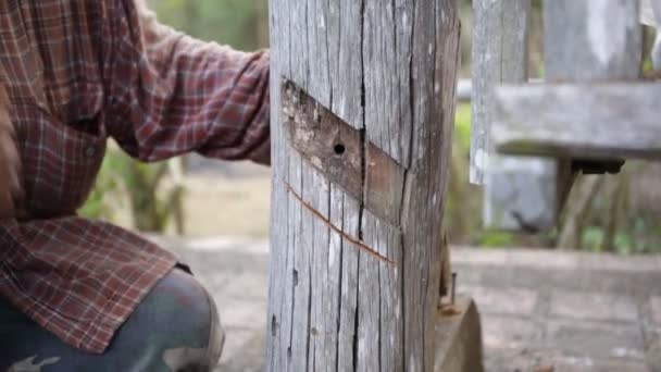 Närbild av snickare med utrustning för att reparera möbler — Stockvideo