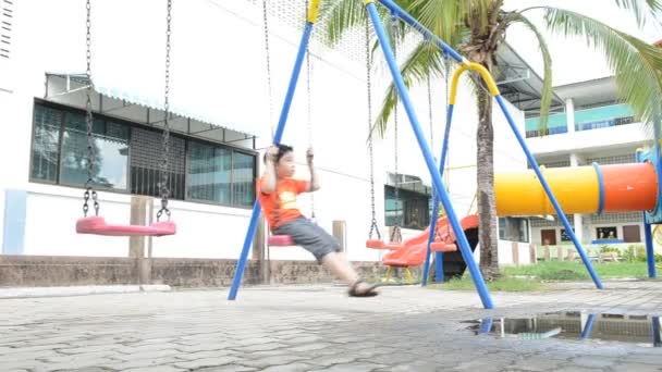 Parkta oynarken sevimli Asya çocuk — Stok video