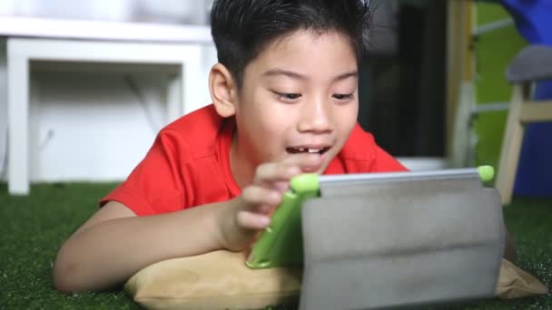 Jovem criança asiática usando um tablet digital juntos  . — Vídeo de Stock