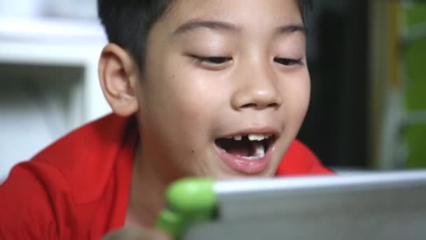 Joven niño asiático usando una tableta digital juntos  . — Vídeos de Stock