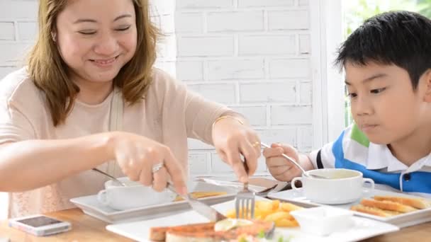 Asiatico madre con figlio mangiare pranzo a casa — Video Stock