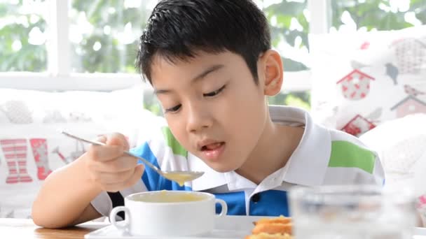 Asiático lindo niño comiendo una sopa — Vídeo de stock