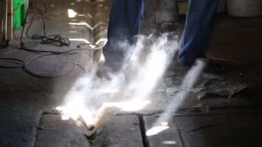 Adam ile çalışma ve yerdeki bir delik kazma kürek makine